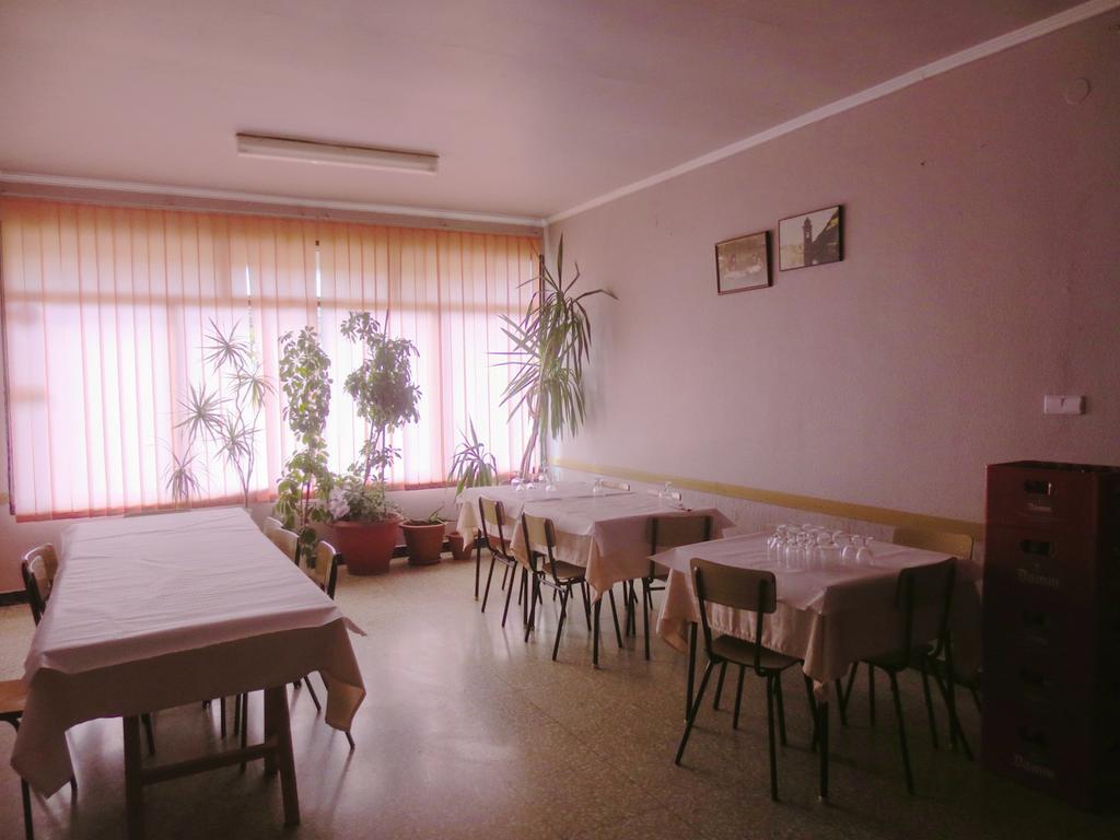 Hostal Roca Fayón Exteriör bild