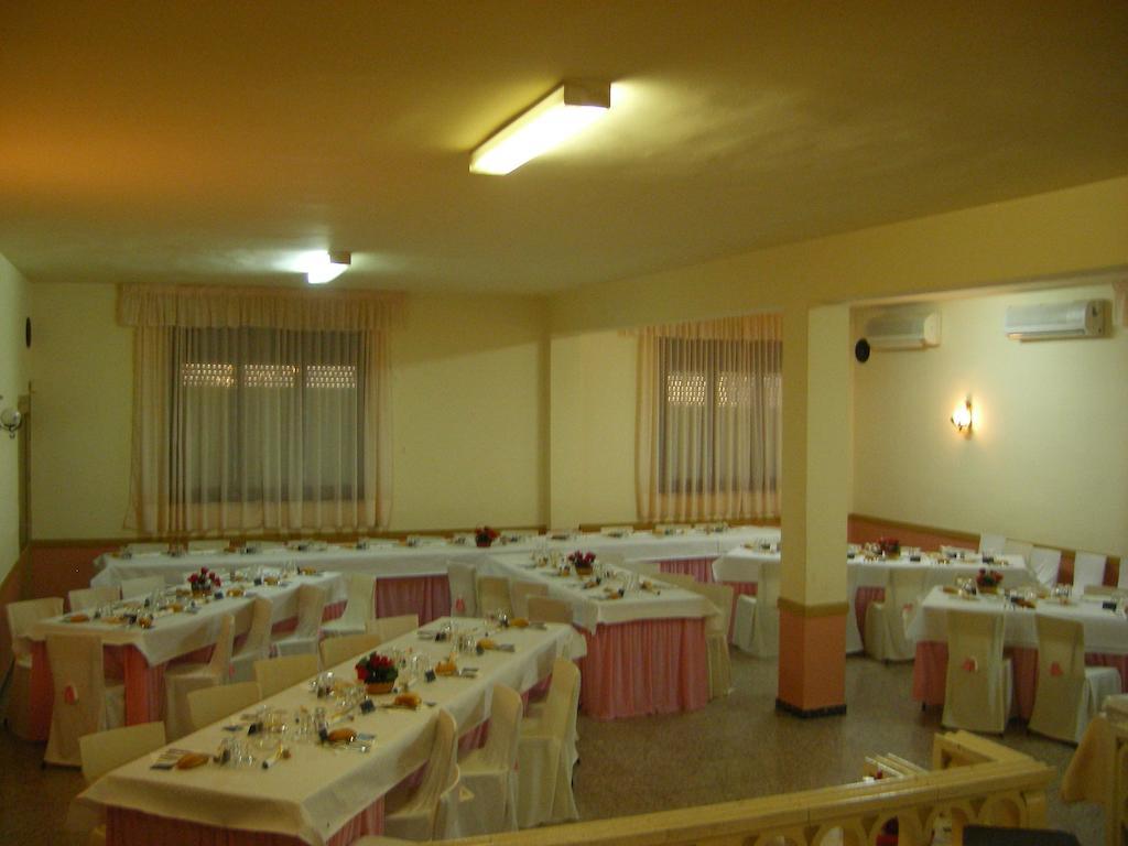 Hostal Roca Fayón Exteriör bild